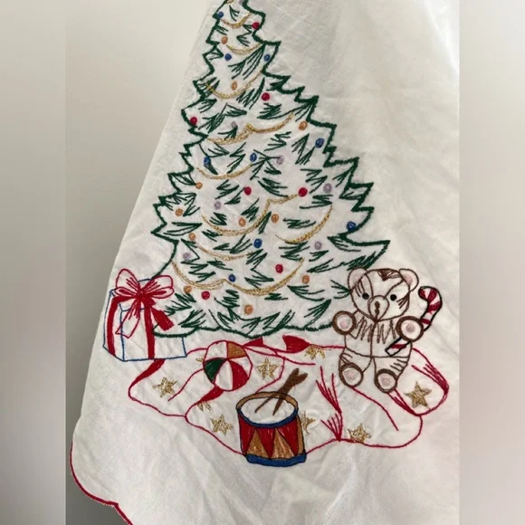 Vintage Embroidered Christmas Tablecloth with Matching Napkins. - Picture 9 of 11